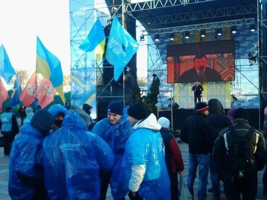 Позаду Ради 200 людей проводять мітинг ПР (Фото) Позаду Ради 200 людей проводять мітинг ПР (Фото)
