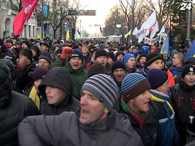 Тысячи людей собрались на протест под ВР