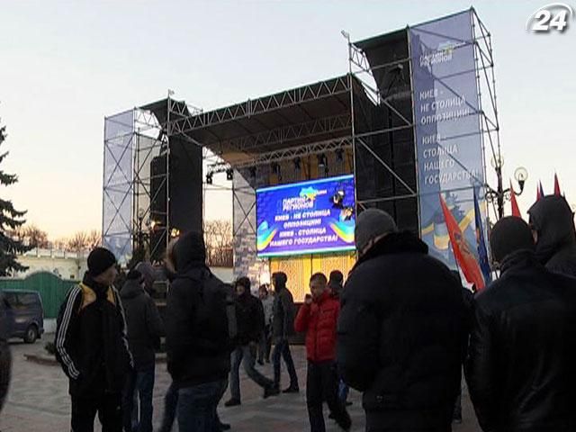 На митинг Партии регионов возле ВР собрались "титушки" и пожилые люди На митинг Партии регионов возле ВР собрались "титушки" и пожилые люди