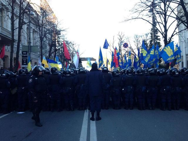 Митингующие не собираются захватывать Раду, силовики стали в три ряда (Фото)