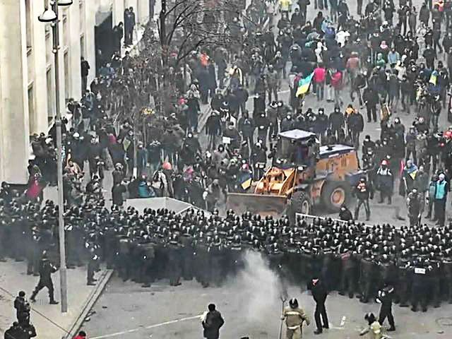 У Захарченка закупили бойової амуніції і гранат на майже 6 мільйонів гривень У Захарченка закупили бойової амуніції і гранат на майже 6 мільйонів гривень
