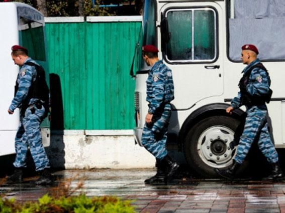 "Беркутовцы" справляют нужду во дворе Верховной Рады (Видео) "Беркутовцы" справляют нужду во дворе Верховной Рады (Видео)
