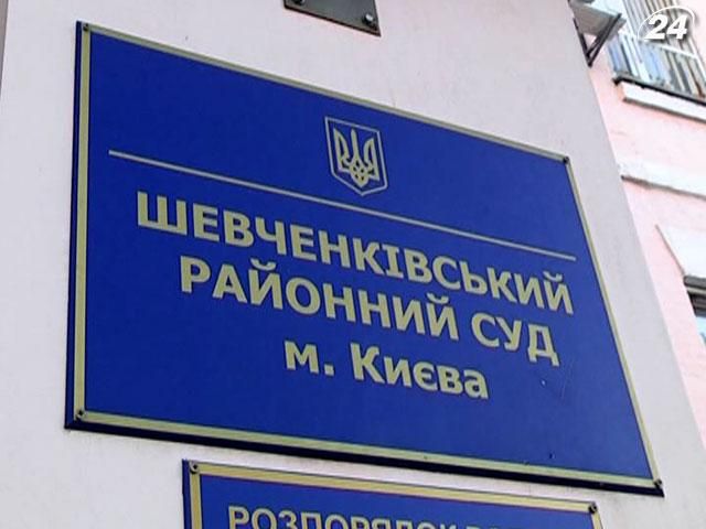 Избитых "Беркутом" ребят тайно увезли из больницы в суд Избитых "Беркутом" ребят тайно увезли из больницы в суд