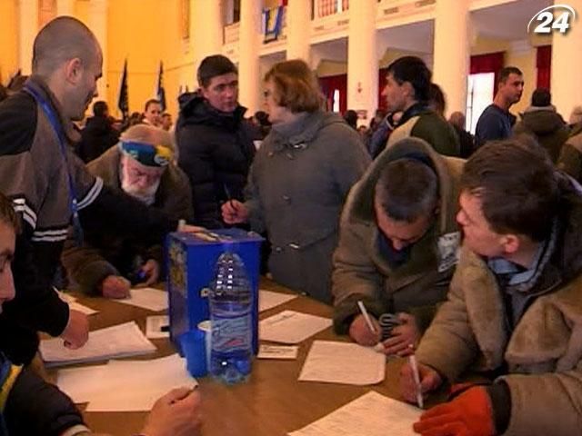 У КМДА збирали підписи за відставку Януковича та Азарова