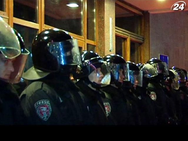 В Івано-Франківську штурмували будівлю облдержадміністрації В Івано-Франківську штурмували будівлю облдержадміністрації