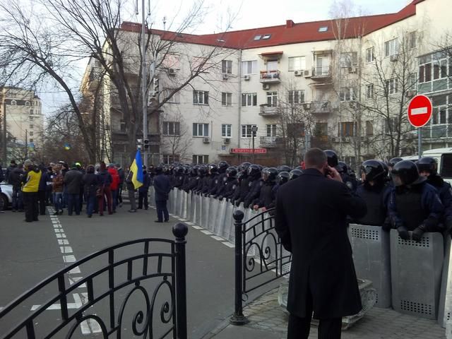 На Банковій активісти встановлюють блокпости біля всіх виїздів