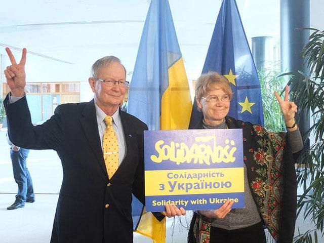 Європарламентарі масово фотографуються з українською символікою (Фото)