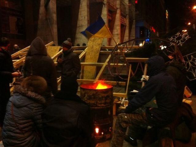 В полночь на Евромайдане в Киеве остается почти тысяча человек В полночь на Евромайдане в Киеве остается почти тысяча человек