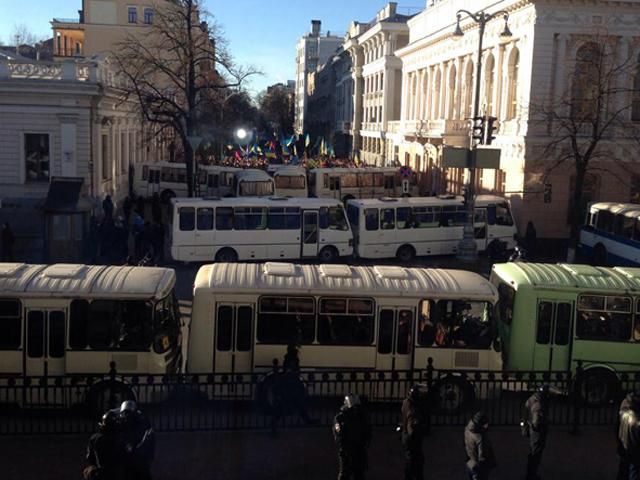 Частина беркутівських автобусів, які охороняють Кабмін, без номерних знаків Частина беркутівських автобусів, які охороняють Кабмін, без номерних знаків