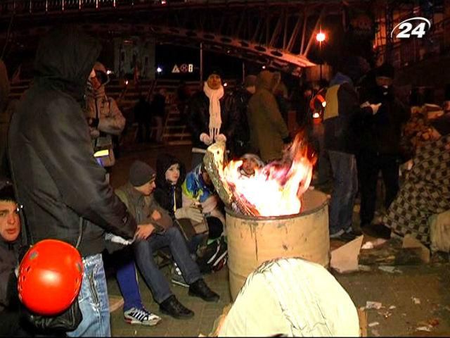 Ночь на Евромайдане. От холода активисты прятались в админзданиях