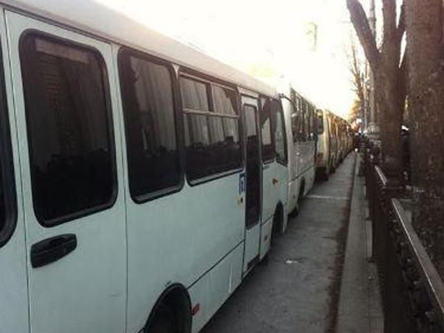 Администрацию Президента окружили беркутовцами и автобусами