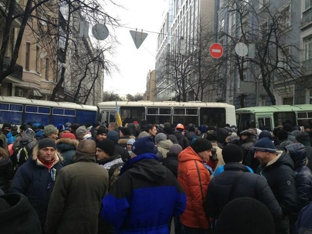 Под Радой митинг в поддержку власти, в Раде пустая трибуна