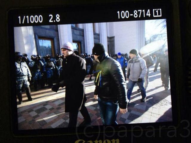 В столичных "титушках" возле ВР узнают бойцов крымских внутренних войск (Видео) В столичных "титушках" возле ВР узнают бойцов крымских внутренних войск (Видео)