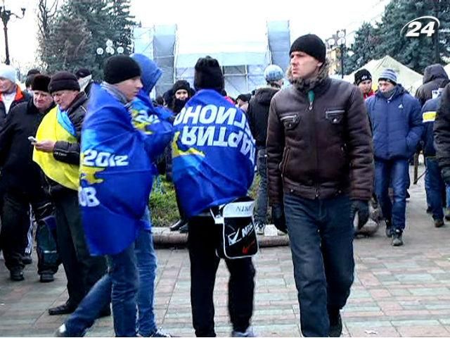 Центр Киева митингует, вход в КМУ заблокирован Центр Киева митингует, вход в КМУ заблокирован