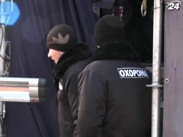 На Євромайдані у Львові нетверезий чоловік встромив ножа в охоронця На Євромайдані у Львові нетверезий чоловік встромив ножа в охоронця