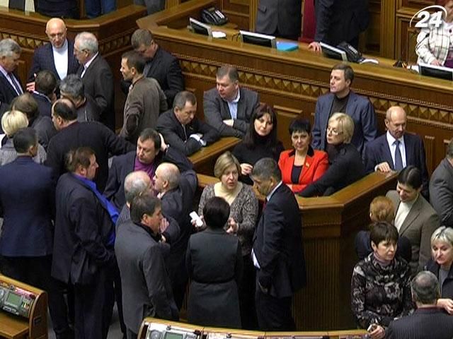 Депутати не дійшли компромісу: опозиція блокувала Верховну Раду