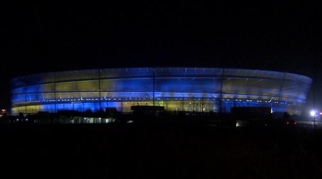 Стадіон у Вроцлаві підсвітили синьо-жовтим