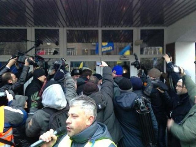 Митингующие забросали яйцами здание МВД и пошли пикетировать ГПУ