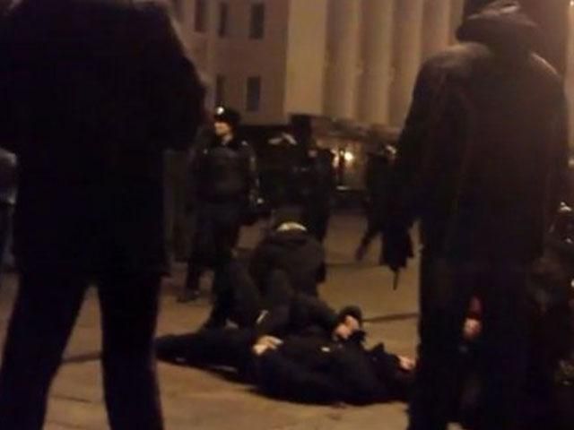 Чоловік кілька годин лежав на асфальті і просив надати допомогу, - дружина заарештованого Чоловік кілька годин лежав на асфальті і просив надати допомогу, - дружина заарештованого