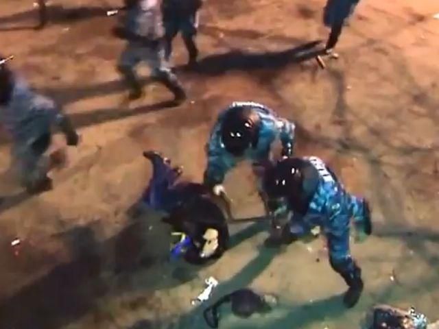 Появилось новое видео - жестокая расправа "беркутовцев" над активистом (Видео 18+) Появилось новое видео - жестокая расправа "беркутовцев" над активистом (Видео 18+)