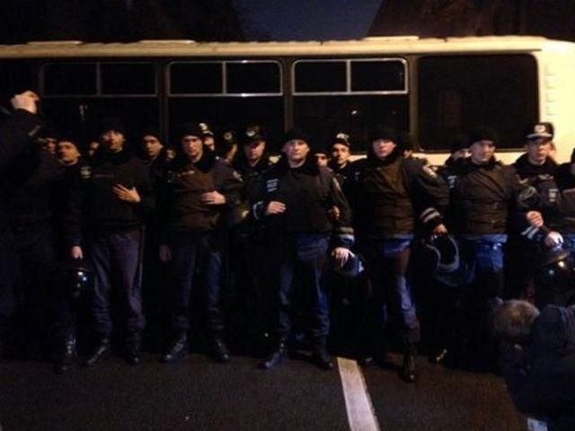 Возле Администрации президента дежурят милиция, "Беркут", "скорая" и пожарная (Фото)