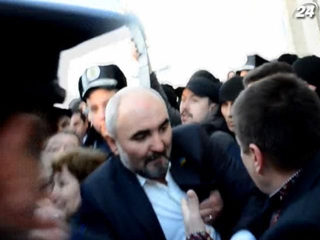 Волинські депутати отримали стусанів від правоохоронців Волинські депутати отримали стусанів від правоохоронців