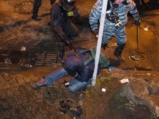 Прокуратура начала расследовать избиение журналистов "Беркутом"