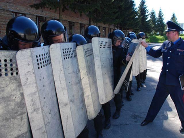 МВС везе до Києва військовослужбовців внутрішніх військ з інших регіонів країни МВС везе до Києва військовослужбовців внутрішніх військ з інших регіонів країни