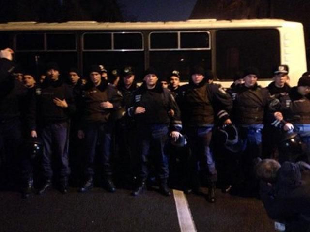 Под Киевом люди живой цепью сдерживают 30 автобусов "Беркута"