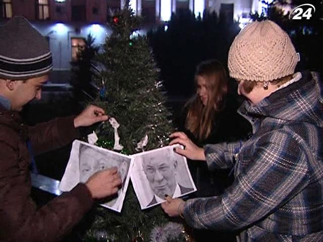 В Крыму молодежь украсила елку портретами Януковича и чиновников