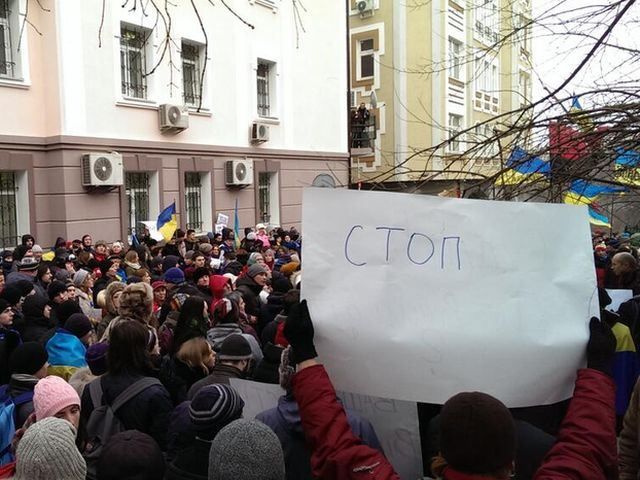 Євромайдан пішов на Кабмін та Банкову, Васильків усю ніч блокував "Беркут" Євромайдан пішов на Кабмін та Банкову, Васильків усю ніч блокував "Беркут"