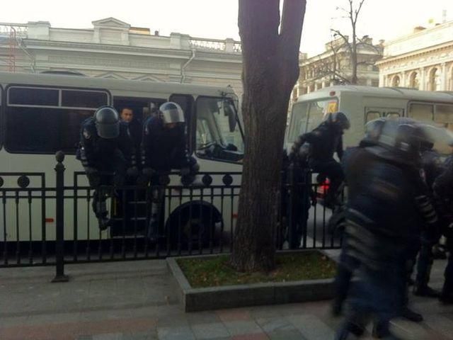 Милиция перекрыла подходы к зданиям правительства и Рады Милиция перекрыла подходы к зданиям правительства и Рады