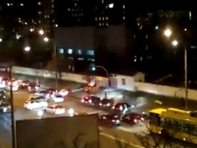 Под Киевом в течение ночи люди блокировали базу "беркутовцев" (Видео) Под Киевом в течение ночи люди блокировали базу "беркутовцев" (Видео)