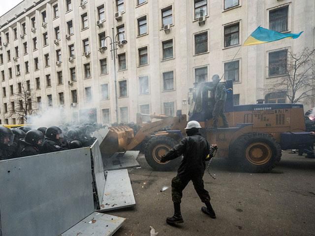 Затримано чоловіка, який передав провокатору ключі від бульдозера на Банковій Затримано чоловіка, який передав провокатору ключі від бульдозера на Банковій