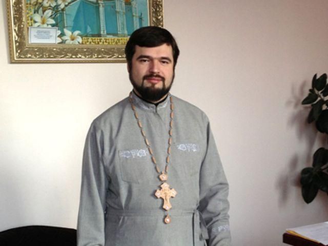 "Беркут" дежурил возле храма до 11 утра, - отец, который приютил активистов Майдана