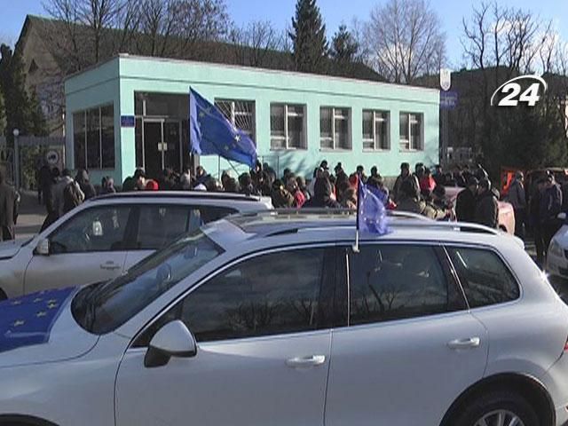 Під Києвом активісти продовжують блокувати автобуси з "Беркутом"