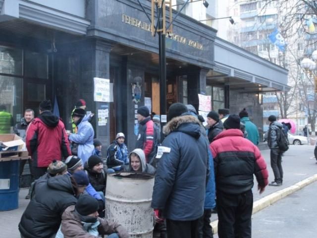 Активісти Євромайдану пікетують будівлю ГПУ Активісти Євромайдану пікетують будівлю ГПУ