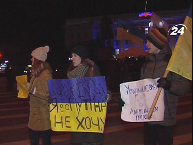 На региональных площадях собирают средства для столичных митингующих На региональных площадях собирают средства для столичных митингующих