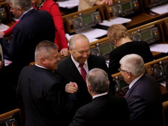 У Раді опозиція не допустила Рибака до робочого місця У Раді опозиція не допустила Рибака до робочого місця