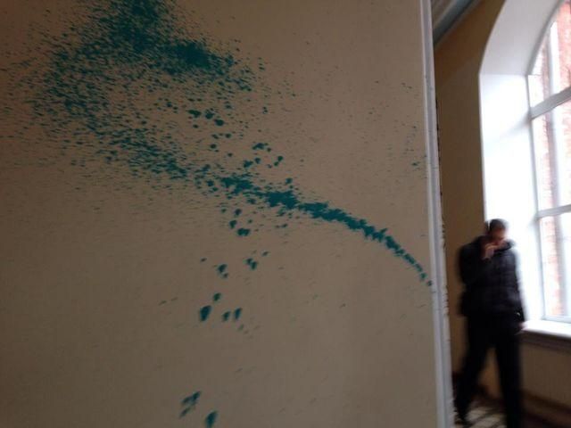 В Харькове Власенко и дочь Тимошенко облили зеленкой (Фото) В Харькове Власенко и дочь Тимошенко облили зеленкой (Фото)