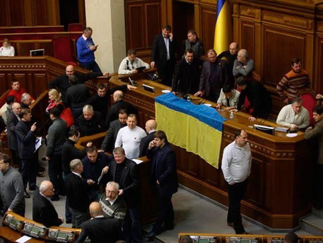 В почти пустой Раде разблокировали президиум и трибуну В почти пустой Раде разблокировали президиум и трибуну