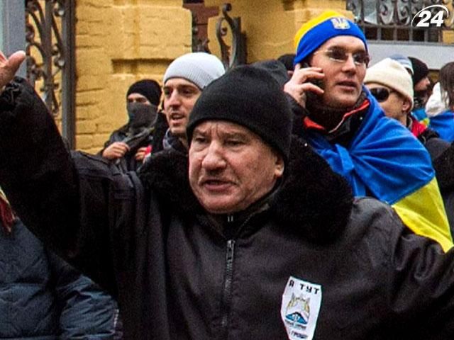 Трактор на спецназ на Банковой вел не "беркутовец" Трактор на спецназ на Банковой вел не "беркутовец"