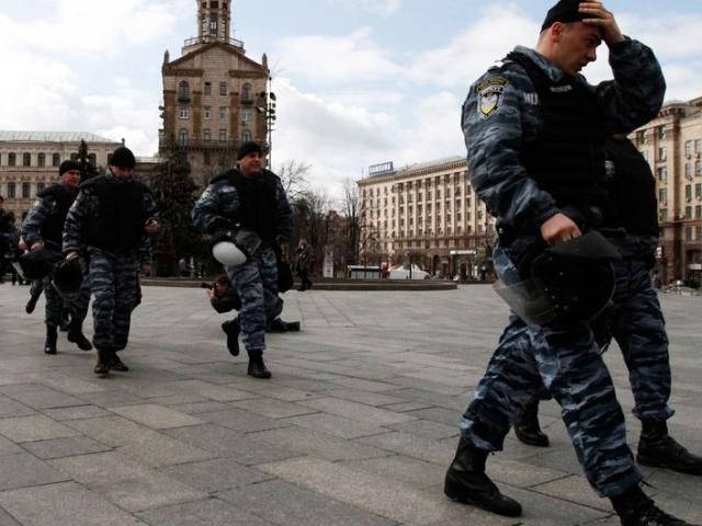 "Беркутовцам" доплачивают по 500 гривен, чтобы они не расходились "Беркутовцам" доплачивают по 500 гривен, чтобы они не расходились