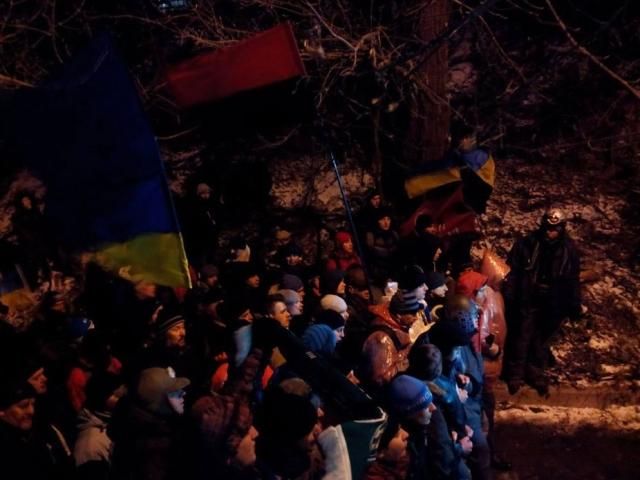 Шевченківський суд забарикадували, щоб Дзиндзю не повезли в ізолятор (Фото) Шевченківський суд забарикадували, щоб Дзиндзю не повезли в ізолятор (Фото)