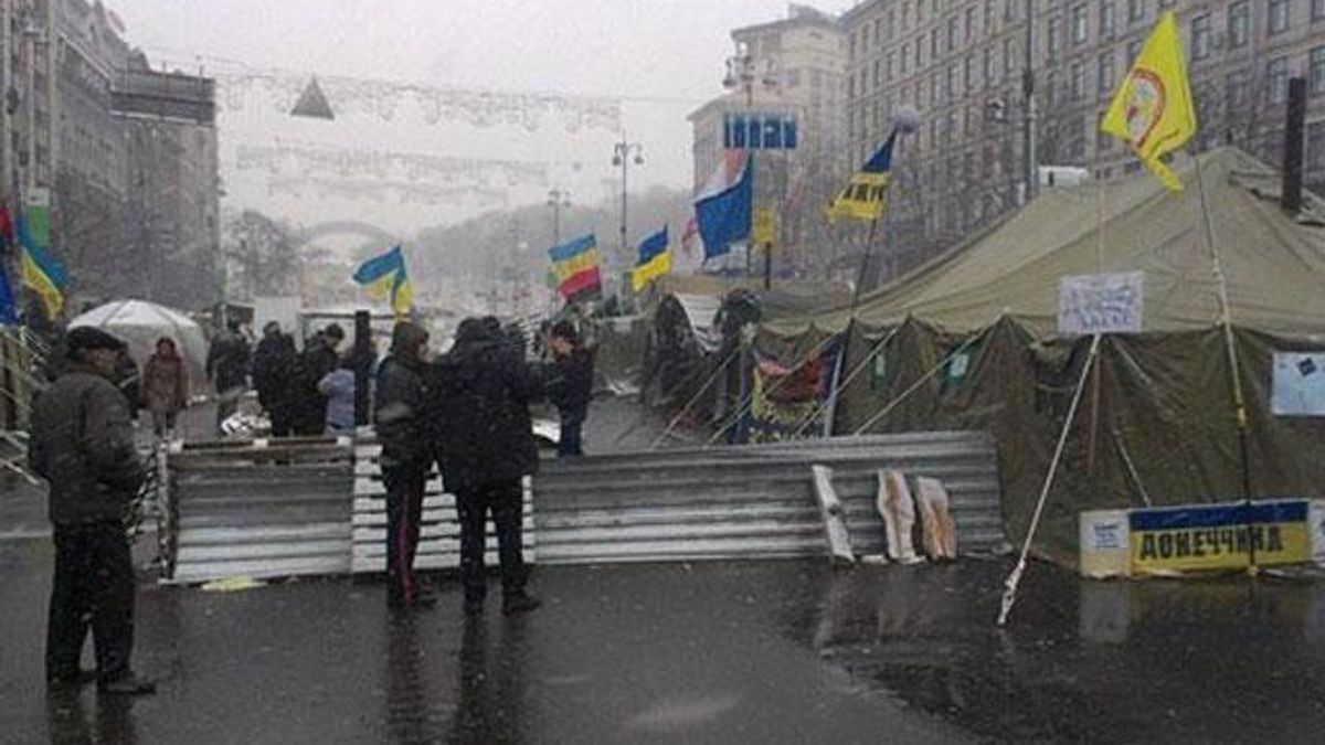 Більше 7 тисяч мітингувальників чекають на Саакашвілі та європарламентарів Більше 7 тисяч мітингувальників чекають на Саакашвілі та європарламентарів