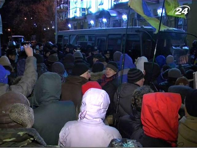 Митингующие пикетировать дома судей, арестовали активистов