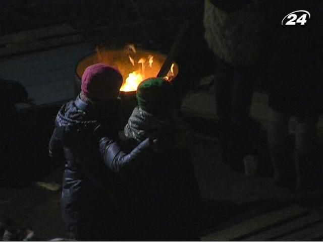 На Майдані щогодини усі співають гімн На Майдані щогодини усі співають гімн