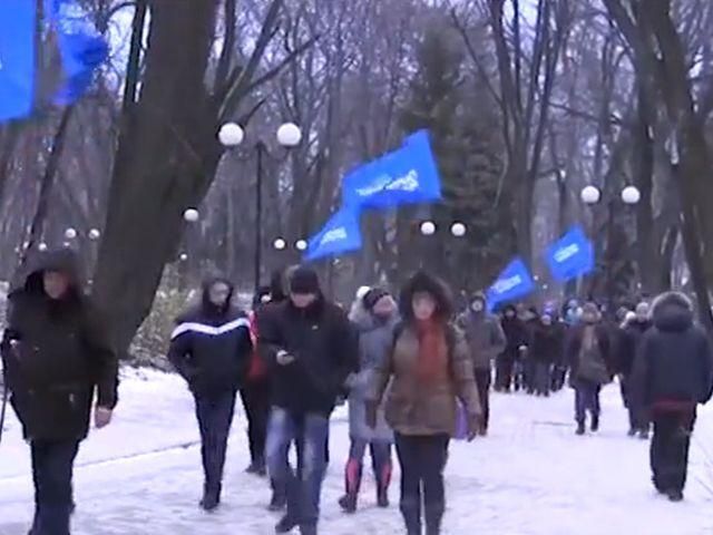 Под Радой сторонники Партии регионов митигують по ЕС (Видео)