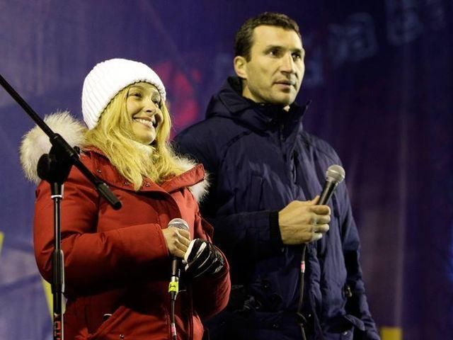 Невеста Кличко-младшего со сцены поддержала Евромайдан (Фото. Видео)