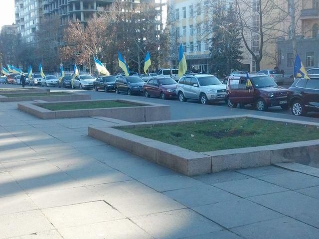 По Николаеву проехали десятки автомобилей с флагами Украины и ЕС (Фото)